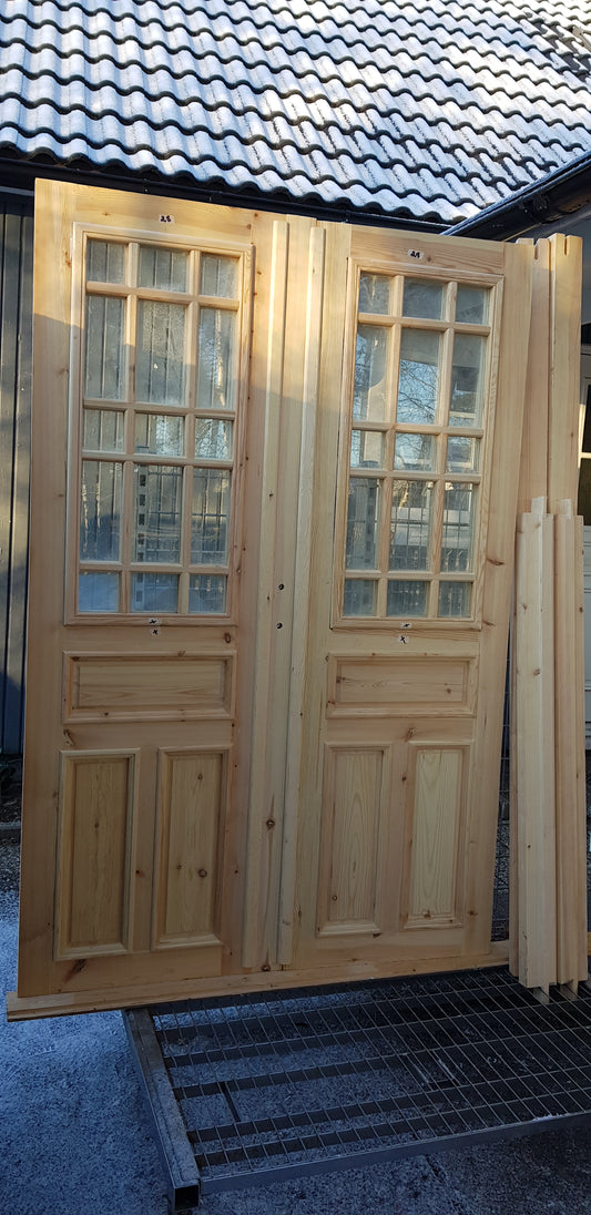 Nytillverkade pardörrar i gammal stil inklusive karm. dubbelglas med äkta spröjs, säljes utan gångjärn och låsordning speglar på både insidan och utsidan yttermått: bredd 140 cm höjd 210 cm dörrblad tjocklek 4.5 cm pris: 17000 kr vid kontakt ange nr 28