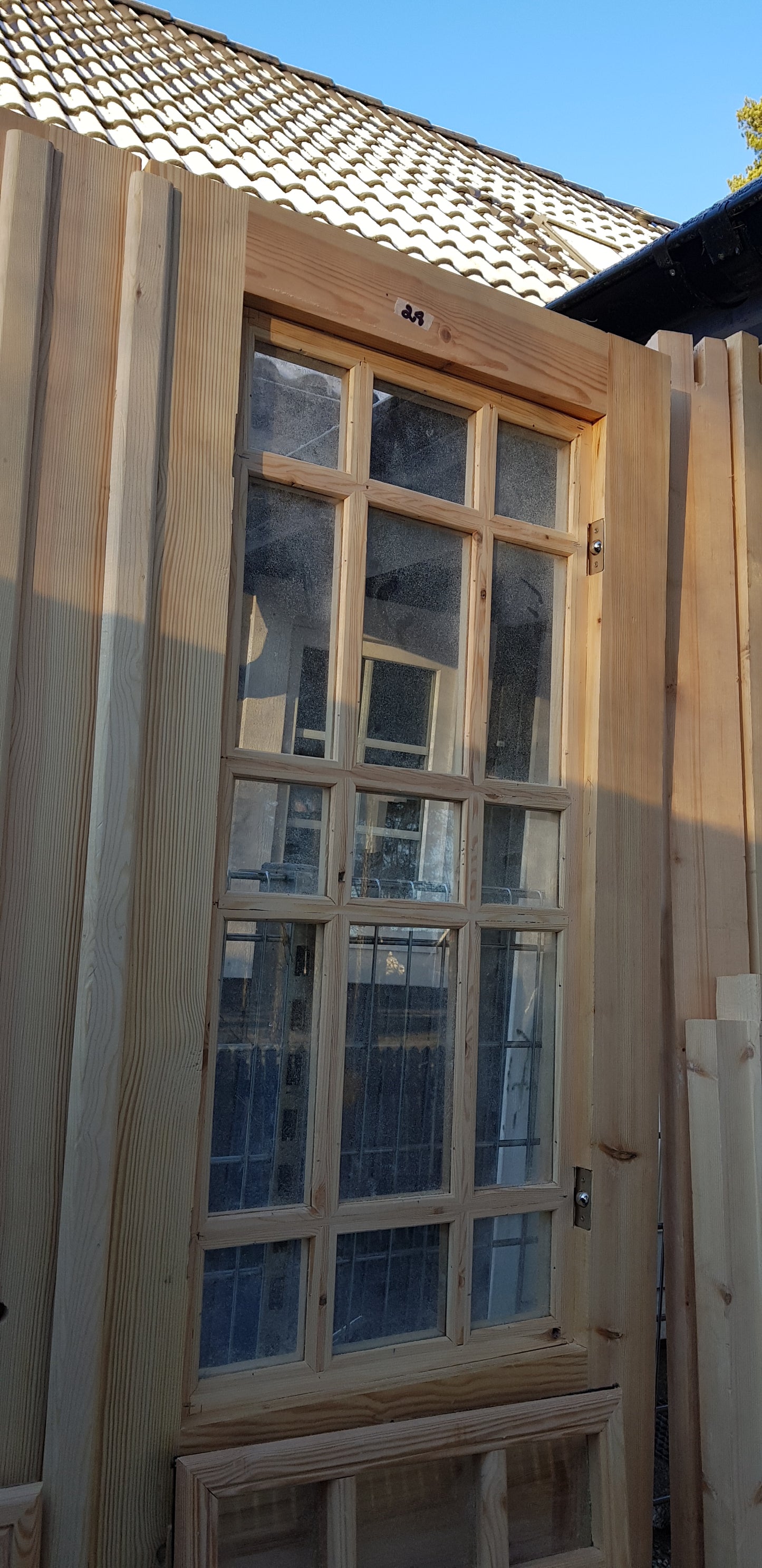 Nytillverkade pardörrar i gammal stil inklusive karm. dubbelglas med äkta spröjs, säljes utan gångjärn och låsordning speglar på både insidan och utsidan yttermått: bredd 140 cm höjd 210 cm dörrblad tjocklek 4.5 cm pris: 17000 kr vid kontakt ange nr 28