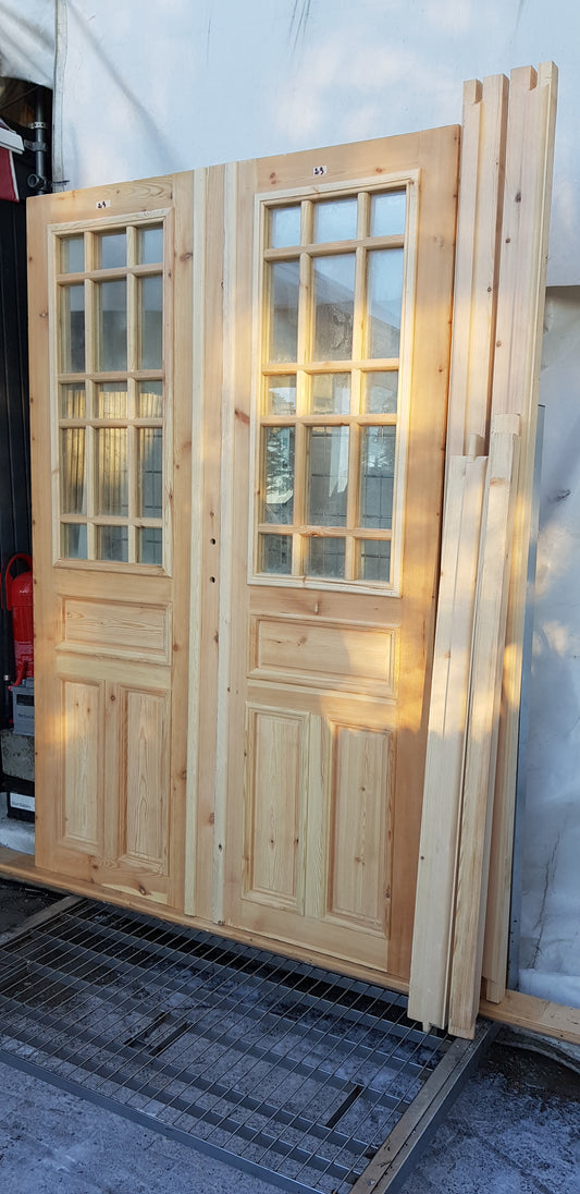 Art 33H Nytillverkade pardörrar i gammal stil inklusive karm dubbelglas med äkta spröjs speglar på både insidan och utsidan B140 cm H210 cm Pris: 17000 kr