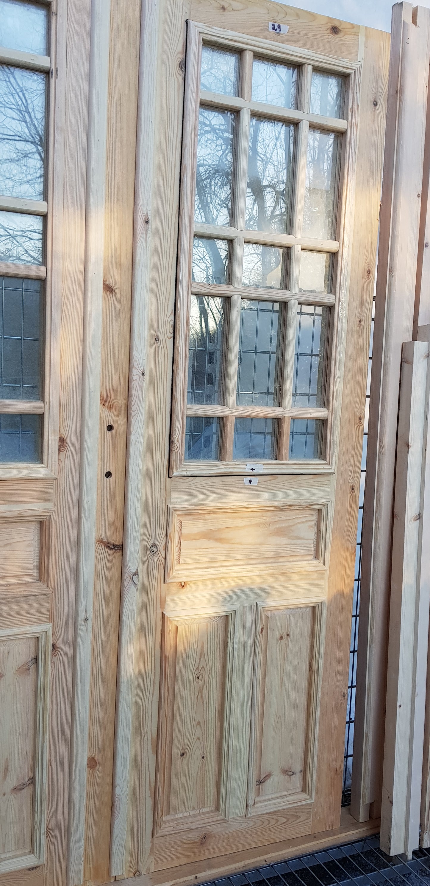 Art 33H Nytillverkade pardörrar i gammal stil inklusive karm dubbelglas med äkta spröjs speglar på både insidan och utsidan B140 cm H210 cm Pris: 17000 kr