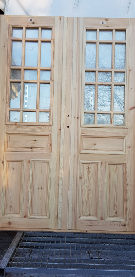 Nytillverkade pardörrar i gammal stil inklusive karm. dubbelglas med äkta spröjs, säljes utan gångjärn och låsordning speglar på både insidan och utsidan yttermått:b redd 140 cm höjd 210 cm dörrblad tjocklek 4.5 cm pris: 17000 kr vid kontakt ange nr 30
