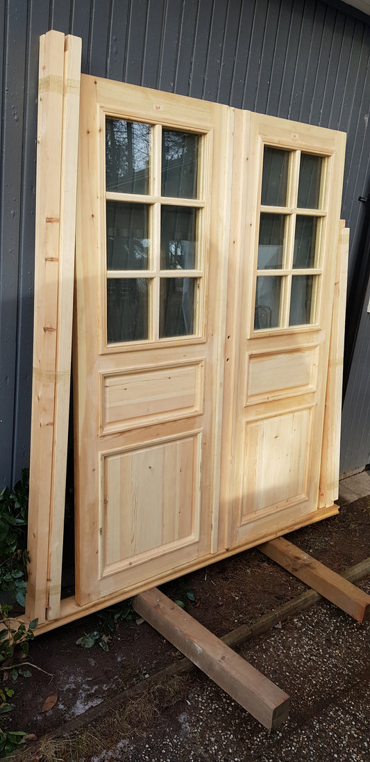 Art 33A Nytillverkade pardörrar i gammal stil inklusive karm. dubbelglas med äkta spröjs, speglar på både sidorna bredd 160 cm höjd 210 cm dörrblad tjocklek 4.5 cm pris: 17000 kr