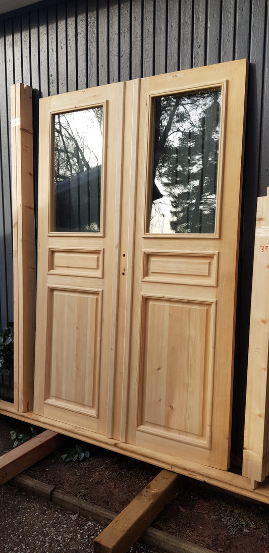 Art 33D Nytillverkade pardörrar med dubbelglas i gammal stil inkl karm yttermått: B 140 cm H 210 cm pris: 17000 kr