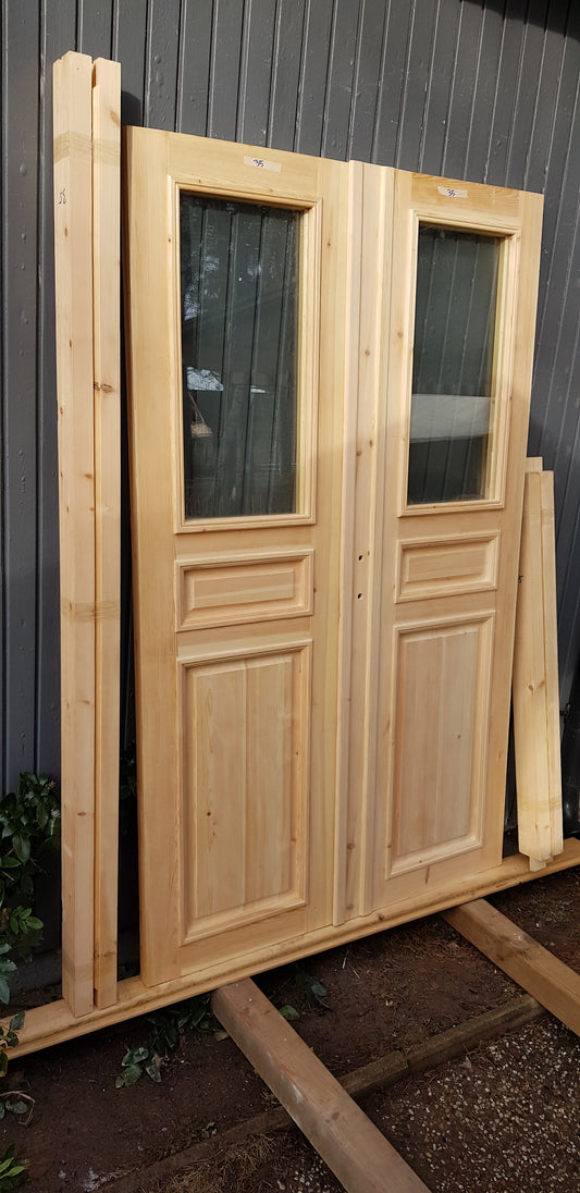 Art 33E Nytillverkade pardörrar med dubbelglas i gammal stil inkl karm yttermått: B 130 cm H 210 cm pris: 17000 kr