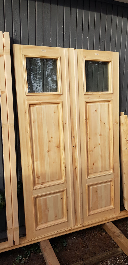 Art 33C Nytillverkade pardörrar med dubbelglas i gammal stil inkl karm yttermått: B 130 cm H 210 cm pris: 17000 kr