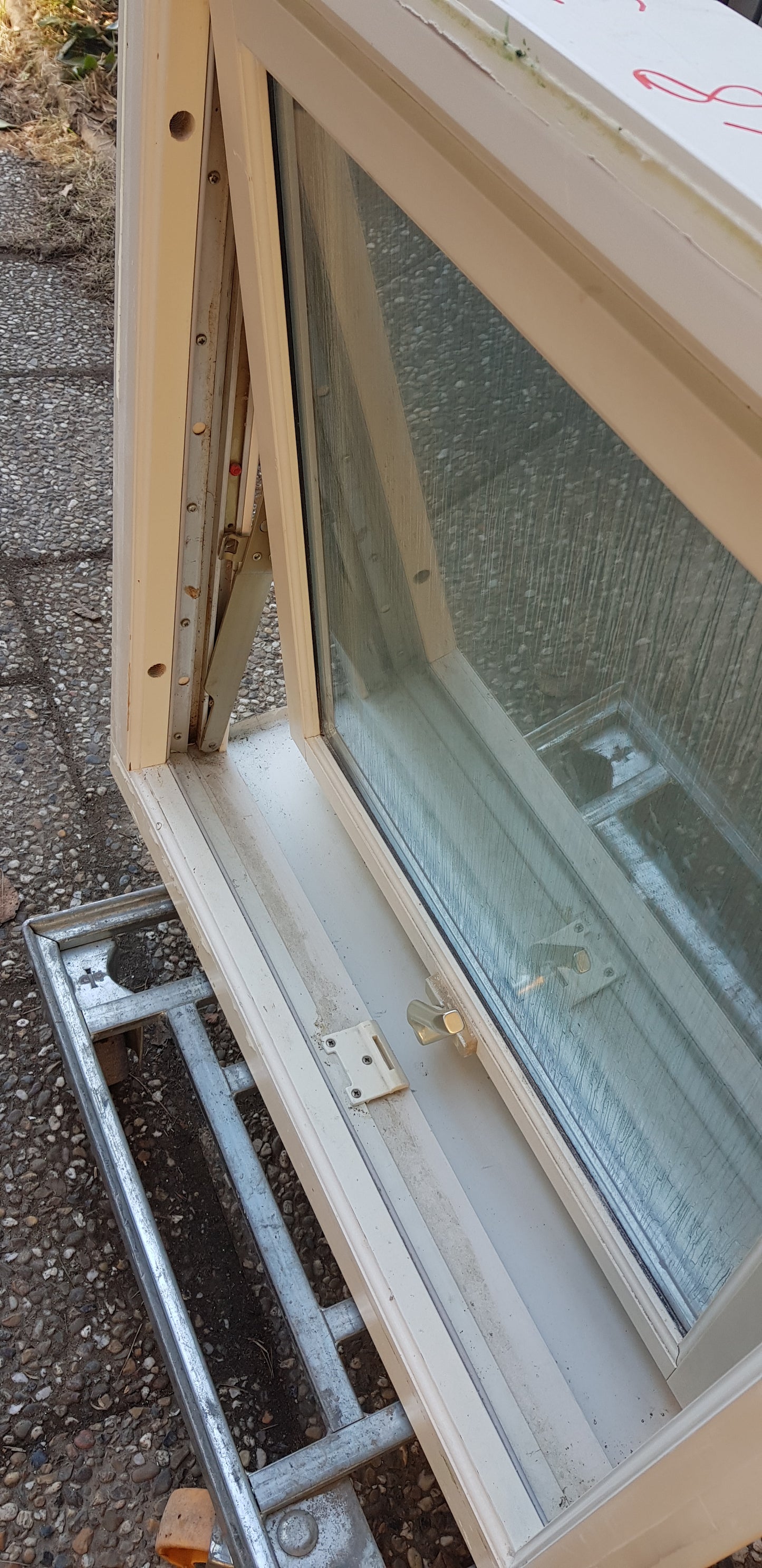 ARTIKELNUMMER 311 Fint trä tre glas fönster öppningsbart, vred fönster öppnas utåt. fungerar som badrums fönster