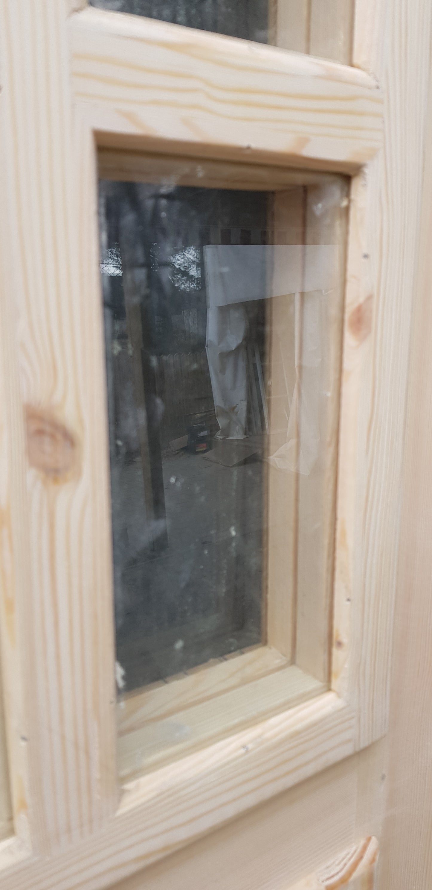 Nytillverkade pardörrar i gammal stil med dubbelglas inklusive karm. Dörrarna behöver gångjärn och låskista. men det finns redan plats för låskistan. Mått: B 120 cm H 210 cm Pris: 17000 kr artikelnumret A01.