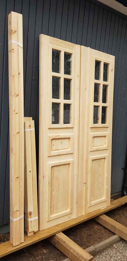 Nytillverkade pardörrar i gammal stil med dubbelglas inklusive karm. Dörrarna behöver gångjärn och låskista. men det finns redan plats för låskistan. Mått: B 120 cm H 210 cm Pris: 17000 kr artikelnumret A01.