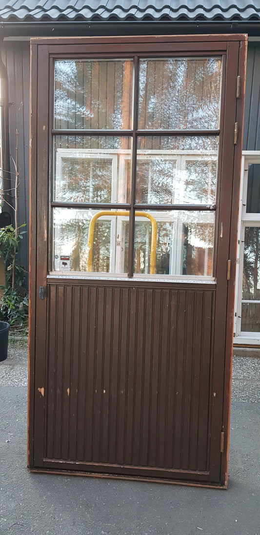 ARTIKELNUMMER 294 Fin tre glas altandörr komplett med karm, öppnas utåt Höger hängd BREDD 98.5 cm HÖJD 208 cm bröstning 100 cm pris : 4000 kr leverans inom stockholm för 500kr 