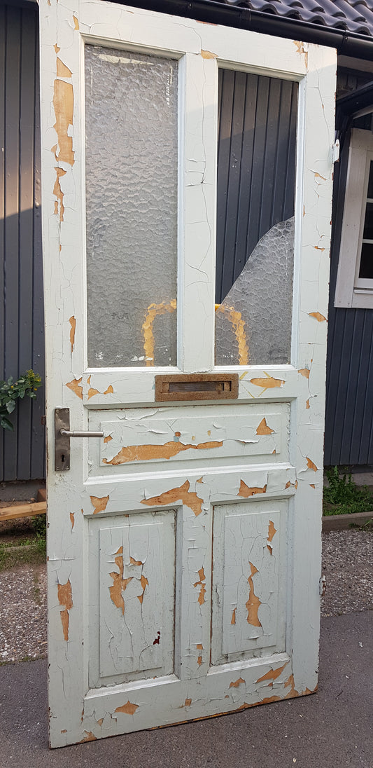 ARTIKELNUMMER 287 Fin äldre ytterdörr utan karm, öppnas utåt, höger hängd. Yttermått dörrblad : Bredd 89.5 cm - Höjd 210 cm - djupdörr 4.5 cm. Pris: 4000kr