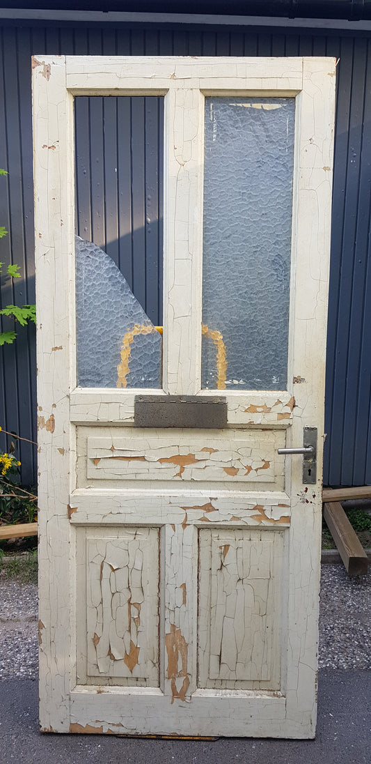 ARTIKELNUMMER 287 Fin äldre ytterdörr utan karm, öppnas utåt, höger hängd. Yttermått dörrblad : Bredd 89.5 cm - Höjd 210 cm - djupdörr 4.5 cm. Pris: 4000kr