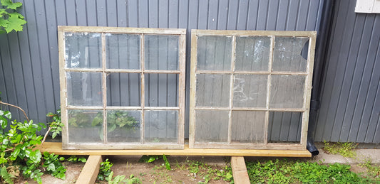 ARTIKELNUMMER 114 2st Äldre spröjsade fönster med äkta spröjs utan karm, har gammalt glas. Perfekt till växthus eller uterum.