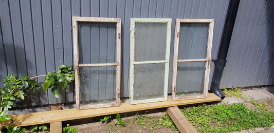 ARTIKELNUMMER 94 3st Äldre spröjsade fönster med äkta spröjs utan karm med munblåsta glas. Perfekt till växthus eller uterum.