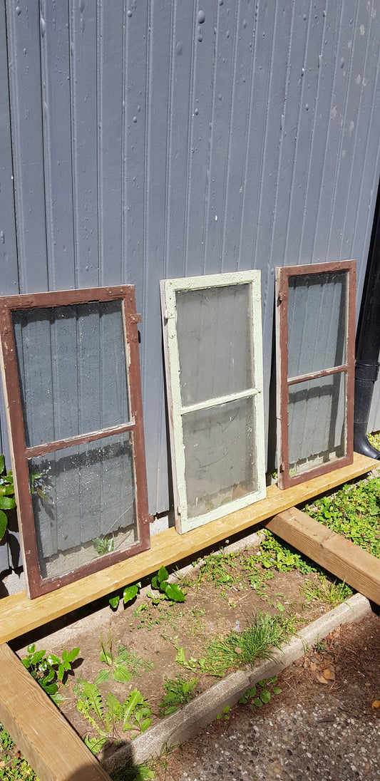 ARTIKELNUMMER 94 3st Äldre spröjsade fönster med äkta spröjs utan karm med munblåsta glas. Perfekt till växthus eller uterum.