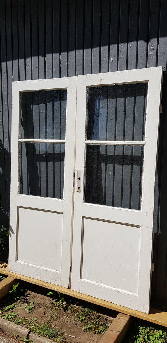 *Fin dubbel gammal kopplad altandörr med nytillverkad karm,  har munblåst glas, Bredd 145 cm  Höjd 189.5 cm tjocklek 10 cm, Pris dörr : 6000 krPris nytillverkad karm: 1000 kr﻿, ARTIKELNUMMER 255