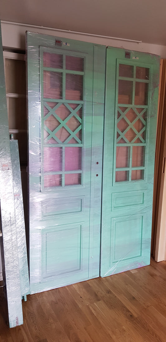 ARTIKELNUMMER 249 Nytillverkade pardörrar med dubbelglas i gammal stil inkl karm, möjlighet att ta bort lister runt glas för kittning. yttermått: Bredd 130 cm Höjd 210 cm Djup dörrblad 4.5 cm pris: 18000 kr ANGE (AA6)