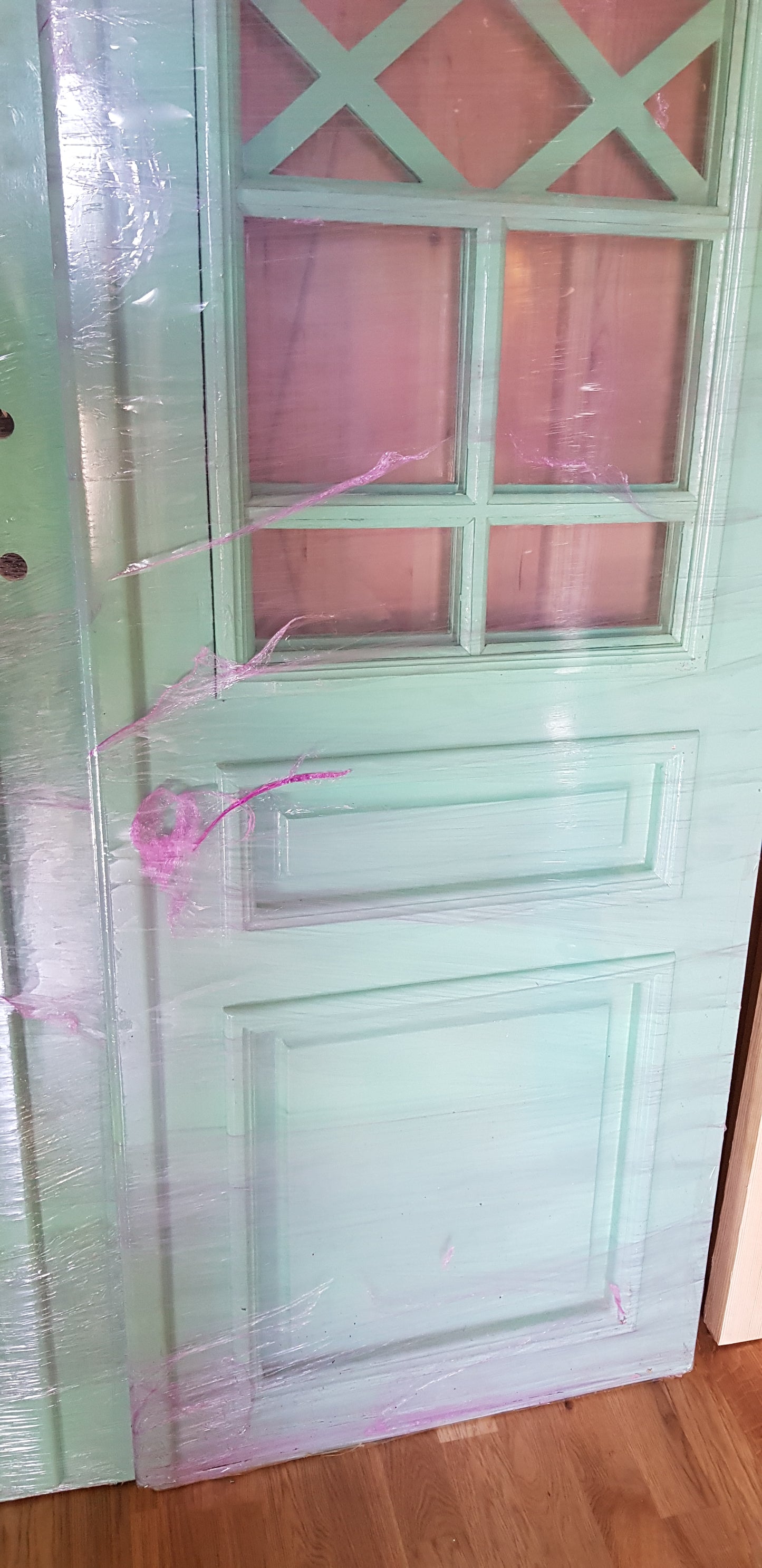 Nytillverkade pardörrar med dubbelglas i gammal stil inkl karm, möjlighet att ta bort lister runt glas för kittning. yttermått: Bredd 140 cm Höjd 210 cm Djup dörrblad 4.5 cm pris: 14000 kr ARTIKELNR (AA7)