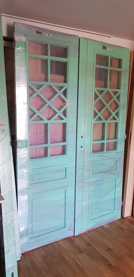 Nytillverkade pardörrar med dubbelglas i gammal stil inkl karm, möjlighet att ta bort lister runt glas för kittning. yttermått: Bredd 140 cm Höjd 210 cm Djup dörrblad 4.5 cm pris: 18000 kr ARTIKELNR (AA7)