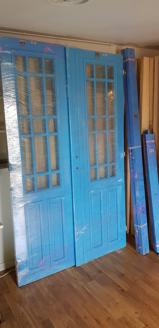 Nytillverkade pardörrar med dubbelglas i gammal stil inkl karm, möjlighet att ta bort lister runt glas för kittning. yttermått: Bredd 130 cm Höjd 210 cm Djup dörrblad 4.5 cm pris: 18000 kr ARTIKELNR (AA1)