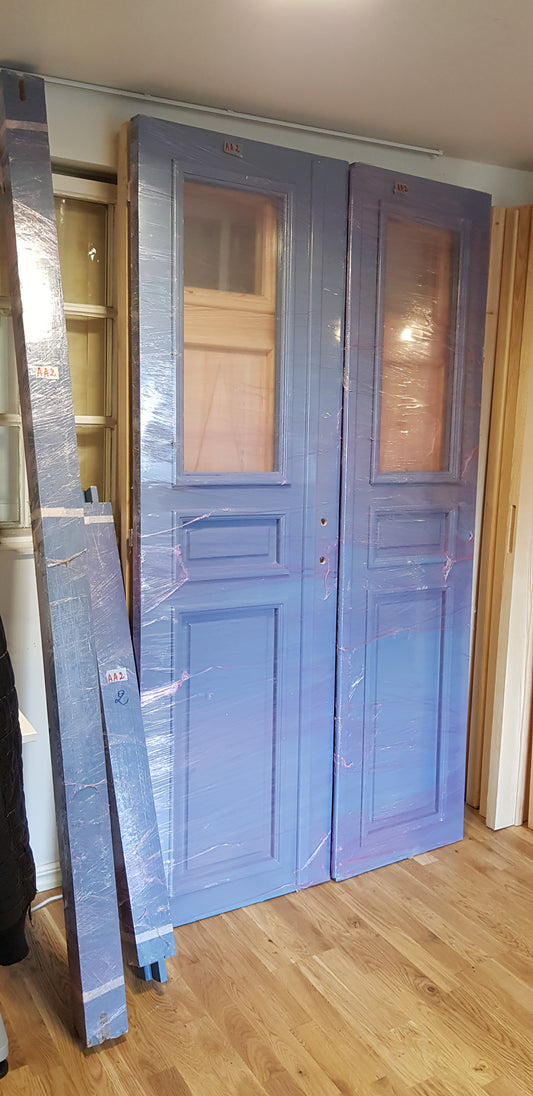 ARTIKELNUMMER 446 Nytillverkade pardörrar med dubbelglas i gammal stil inkl karm, yttermått: Bredd 120 cm Höjd 210 cm Djup dörrblad 4.5 cm pris: 18000 kr (AA2)