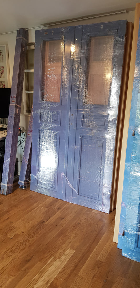 Nytillverkade pardörrar med dubbelglas i gammal stil inkl karm, yttermått: Bredd 120 cm Höjd 210 cm Djup dörrblad 4.5 cm pris: 18000 kr ARTIKELNR (AA4)