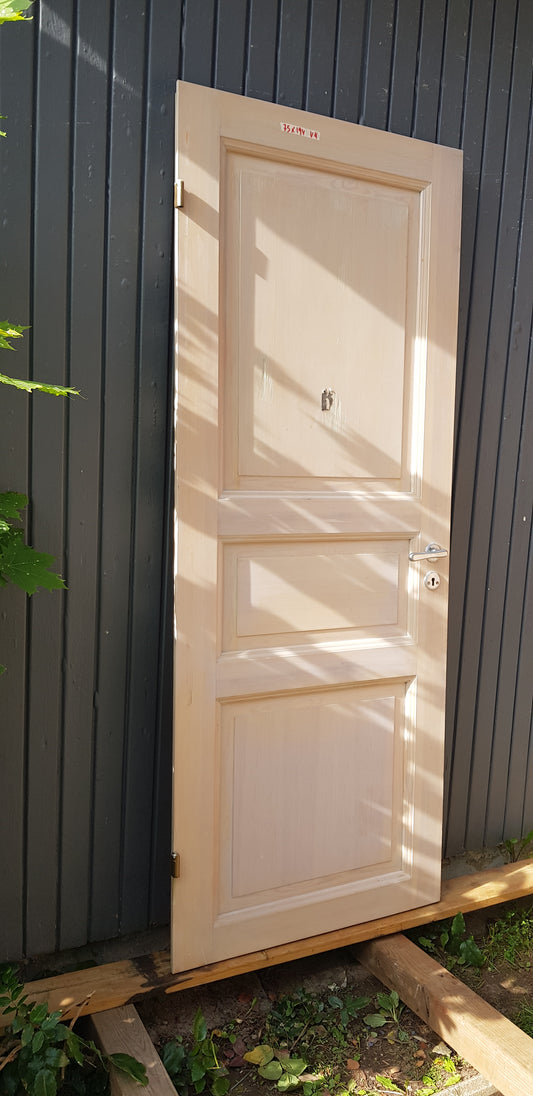 ARTIKELNUMMER 233 1st. b75. h194. vänster utåt. 1500 kr utan karm