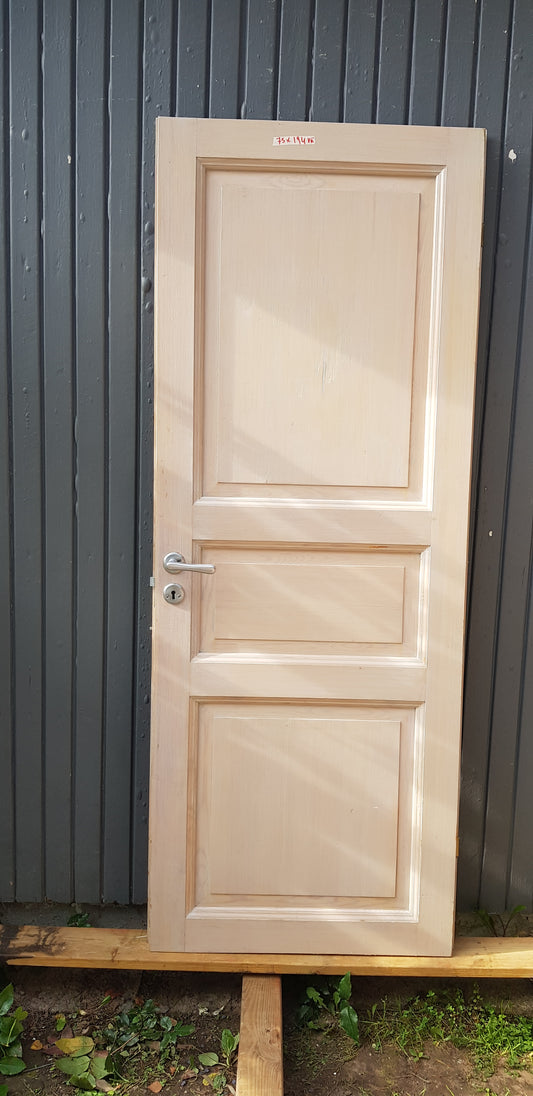 ARTIKELNUMMER 233 1st. b75. h194. vänster utåt. 1500 kr utan karm