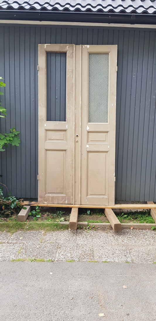 ARTIKELNUMMER 228 Härlig och fin Antik pardörr komplett med nytillverkad karm