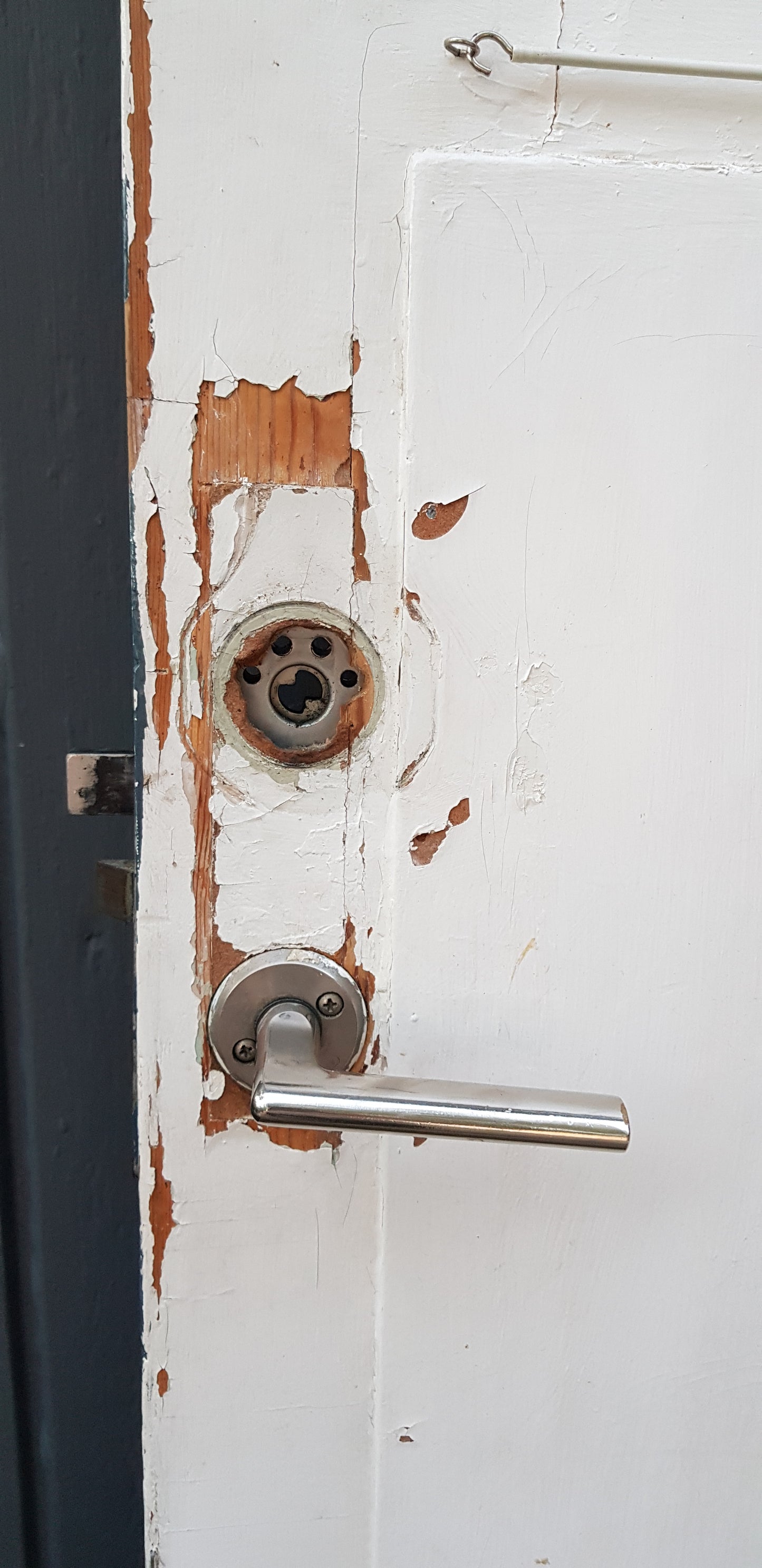 ARTIKELNUMMER 224 Fin äldre ytterdörr med nytillverkad karm, har munblåst glas.