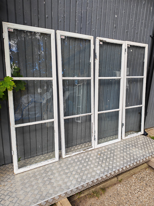 ART 24C 4ST B52 H155 D3 MUNBLÅST GLAS PRIS 1150 KR PER ST EN RUTA TRASIG