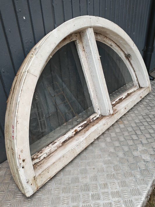 ART 25E GAMMALT HALVMÅNS FÖNSTER B140, 5 H70, 5 ÄKTA SPRÖJS KOPPLAD PRIS 5000kr