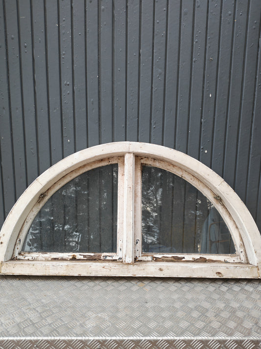 ART 25E GAMMALT HALVMÅNS FÖNSTER B140, 5 H70, 5 ÄKTA SPRÖJS KOPPLAD PRIS 5000kr