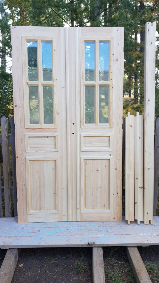 ART 676 Nytillverkad pardörr i gammal stil Mått B120 x H210 cm Öppnas utåt Handtag på höger sida Pris 15000 kr Tillkommer 1000 kr för gångjärn och låskista