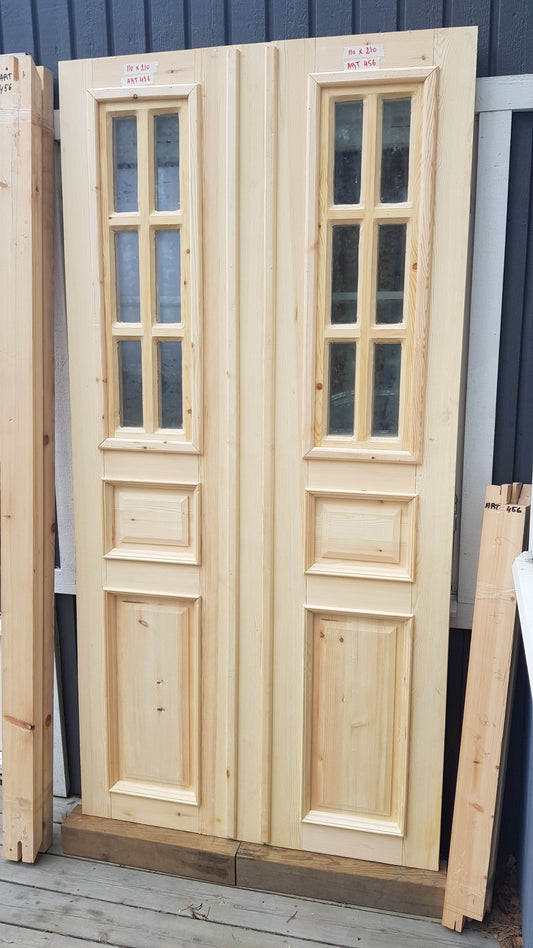 ARTIKELNUMMER 456 Nytillverkade obehandlade pardörrar med kittade dubbelglas i gammal stil inkl karm karmyttermått Bredd 110 cm Höjd 210 cm Djup dörrblad 4,5 cm säljes utan gångjärn och låskista Pris: 15000 kr