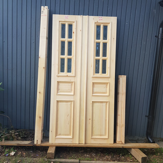 ARTIKELNUMMER 455 Nytillverkade obehandlade pardörrar med kittade dubbelglas i gammal stil inkl karm karmyttermått&nbsp; Bredd 110 cm Höjd 210 cm Djup dörrblad 4,5 cm säljes utan gångjärn och låskista Pris: 15000 kr