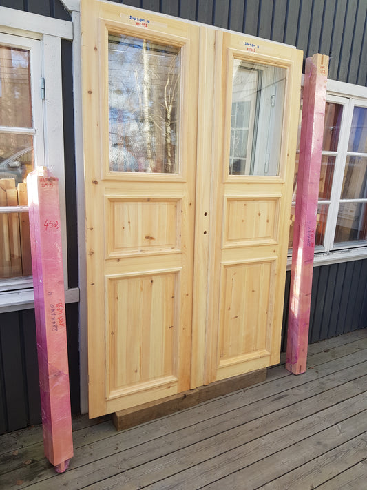 ARTIKELNUMMER 452 Nytillverkade obehandlade pardörrar med dubbelglas i gammal stil inkl karm karmyttermått Bredd 140 cm Höjd 210 cm Djup dörrblad 4,5 cm Pris: 15000 kr Tillkommer 1000 kr för gångjärn och låskista om man väljer det