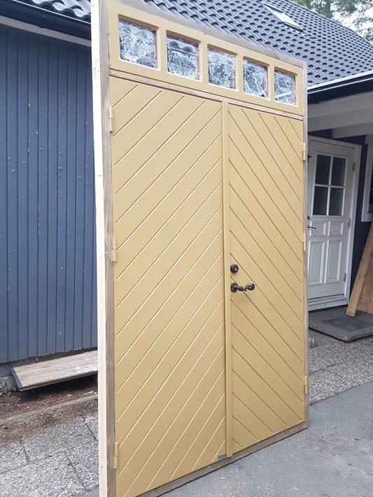 ART 829 - Nytillverkad pardörr i gammal stil med överljus  Mått B145 x H245.5 cm Öppnas utåt Handtag på höger sida Pris 17000 kr  Tillkommer 1000 kr för gångjärn och låskista