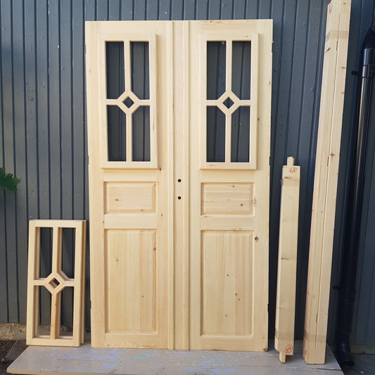 ARTIKELNUMMER 608 Nytillverkad pardörr med vackra detaljer Mått: B 120 H 210 OBS denna är slutsåld men det går att beställa likadan med önskad mått