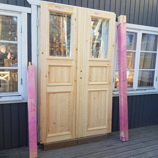 ARTIKELNUMMER 469 Nytillverkade obehandlade pardörrar med dubbelglas i gammal stil inkl karm karmyttermått Bredd 130 cm Höjd 210 cm Djup dörrblad 4,5 cm Pris: 15000 kr Tillkommer 1000 kr för gångjärn och låskista om man väljer det