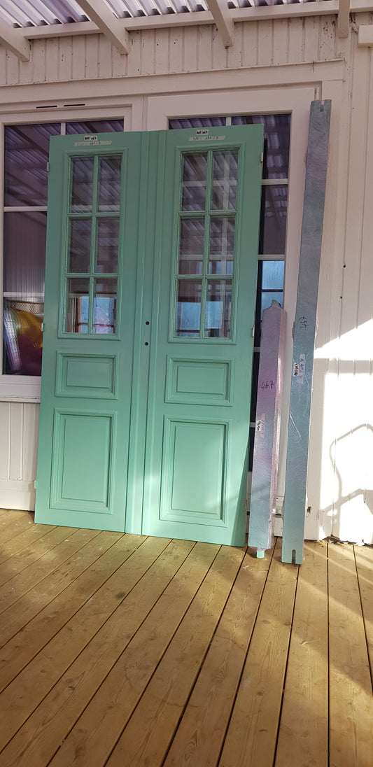 ARTIKELNUMMER 467 Nytillverkade pardörrar med dubbelglas i gammal stil inkl karm, möjlighet att ta bort lister runt glas för att kunna kitta fönstren yttermått: Bredd 120 cm Höjd 210 cm Djup dörrblad 4.5 cm pris: 16000 kr
