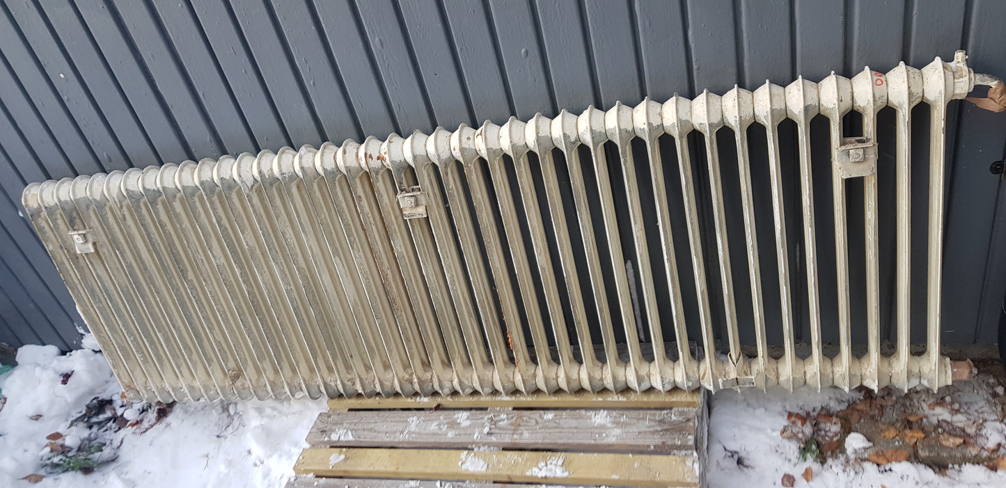 ARTIKELNUMMER 440  Fint gammal Element/Radiator  B 175-180 H 60 D 8 Pris 3000 KR