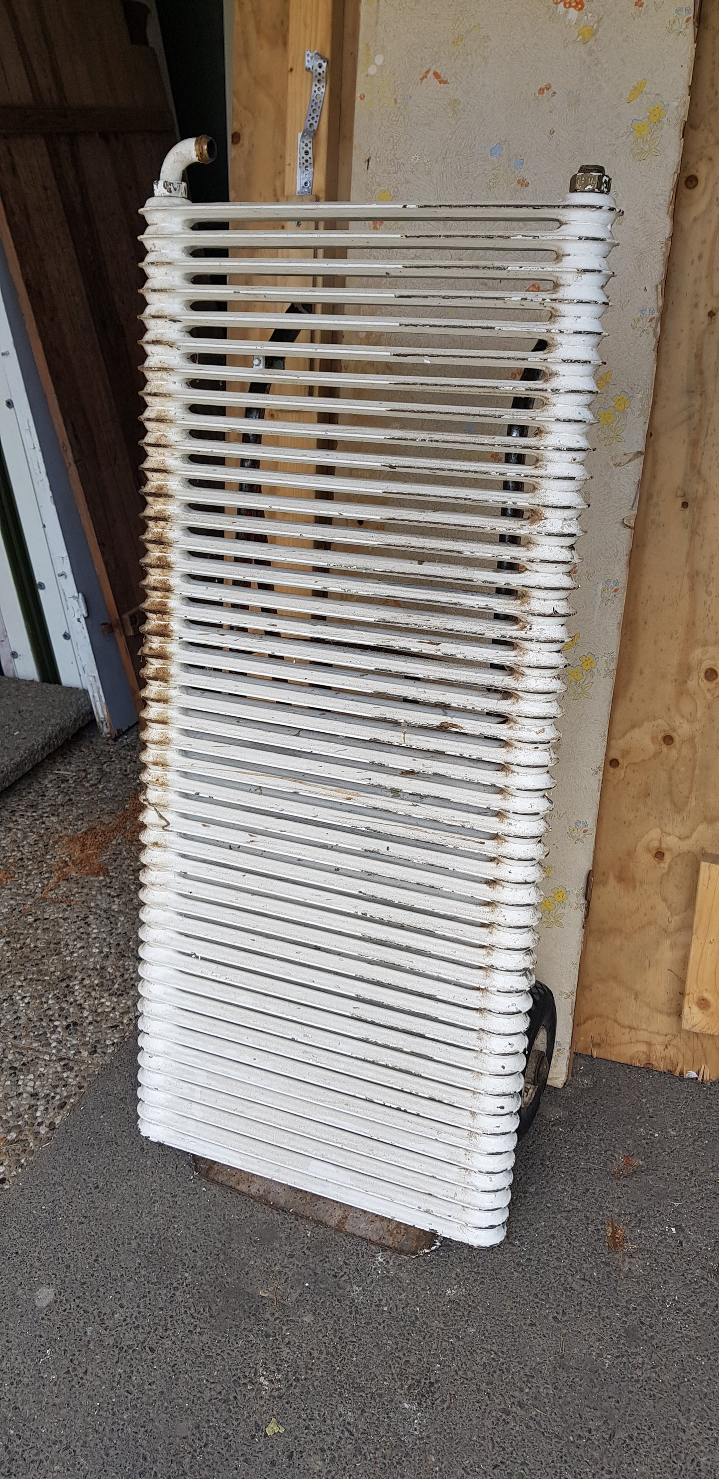 ARTIKELNUMMER 565  En st gammal Element/Radiator  B 130 H 60 D 8  Pris :2500 kr