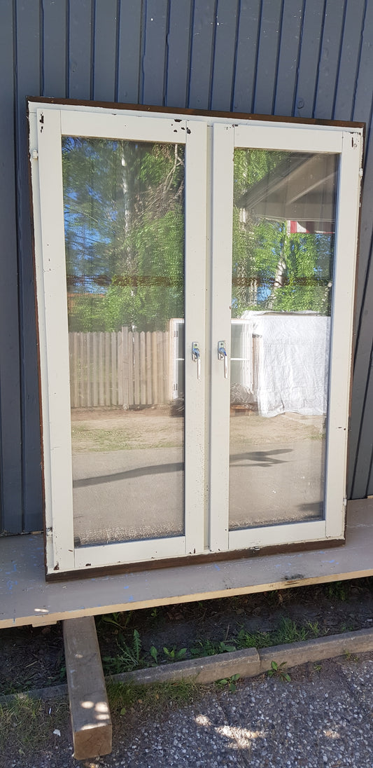 ARTIKELNUMMER 539.  1 st fina 3 glas fönster med spröjs och karm ,öppnas inåt  Mått: H 147 B 107  Pris: 3000 Kr/ st