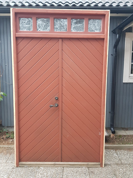 ART 829 - Nytillverkad pardörr i gammal stil med överljus Mått B145 x H245.5 cm Öppnas utåt Handtag på höger sida Pris 17000 kr Tillkommer 1000 kr för gångjärn och låskista