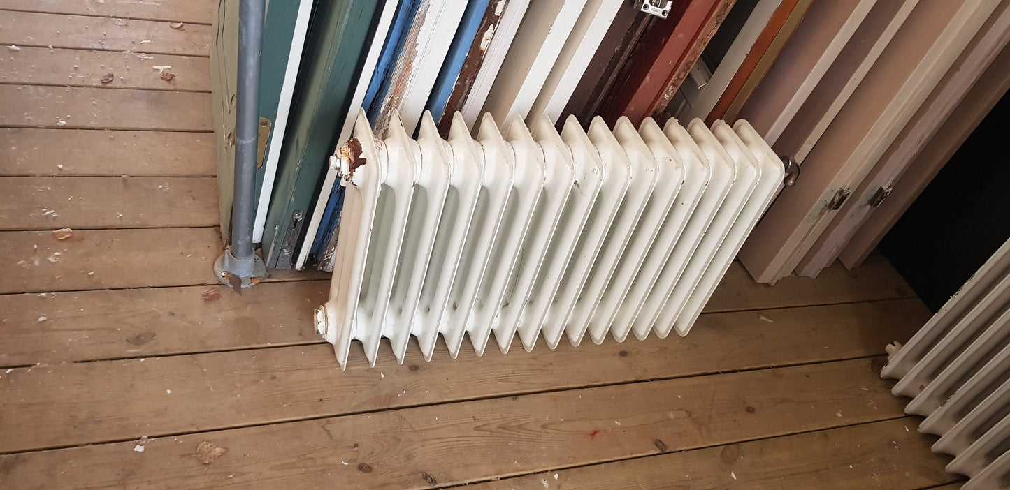 ARTIKELNUMMER 433  Fint gammal Element/Radiator  B 80 H 46 D 16,5 Pris 1500 KR