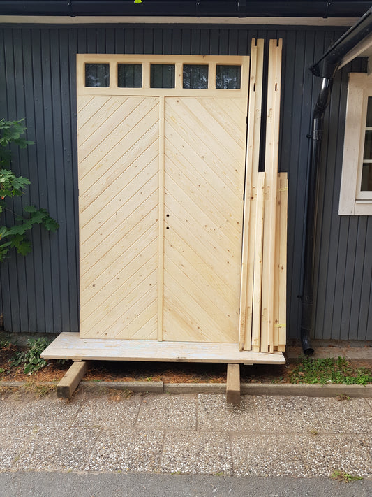 ART 723 - Nytillverkad pardörr i gammal Mått B145 x H210 cm Öppnas utåt Handtag på höger sida Dubbel glas Pris 17000 kr Tillkommer 1000 kr för gångjärn och låskista