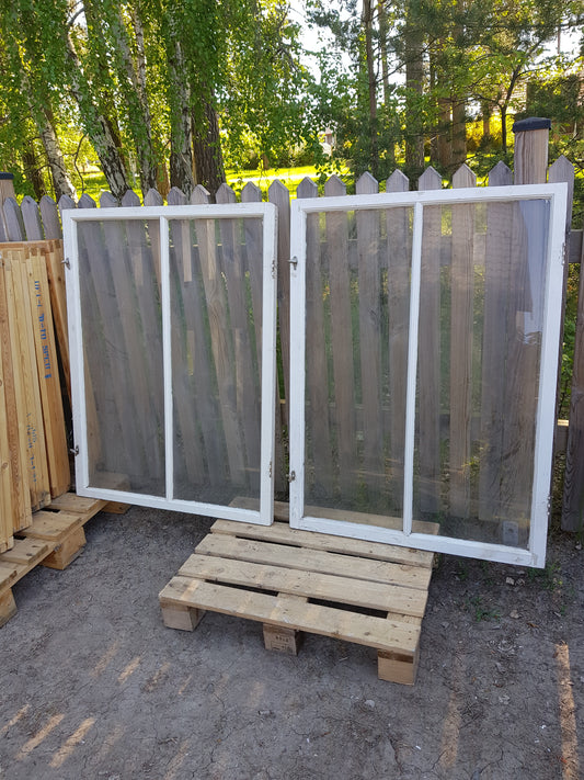 ARTIKELNUMMER 534. 2 st fönster som tex passar perfekt till växthus Mått: H 113 B 84 Pris: 500 kr