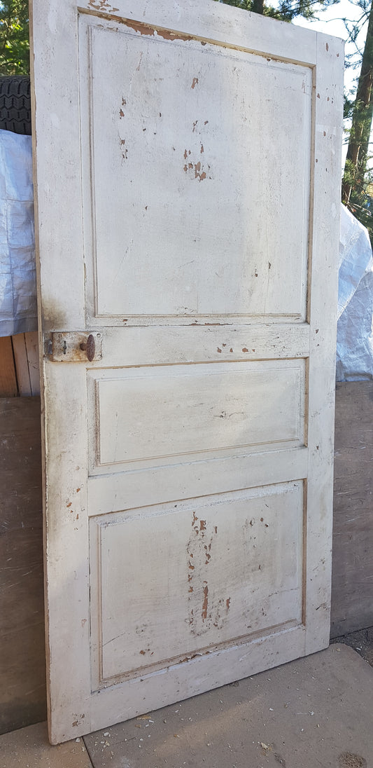 ARTIKELNUMMER 175 Antik Spegeldörr från 1700 talet med gammalt gångjärn säljes med karm som är nytillverkad.