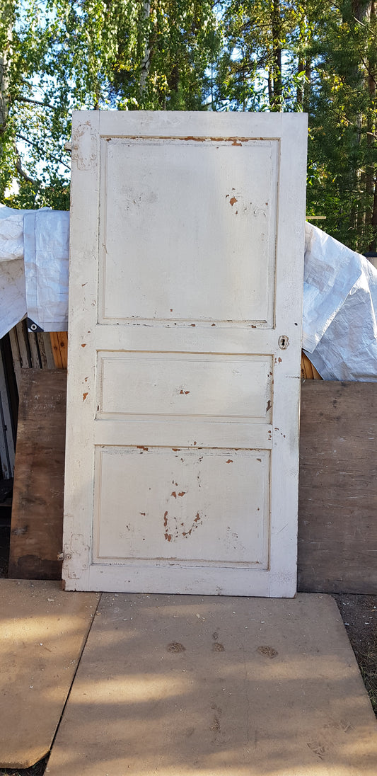 ARTIKELNUMMER 175 Antik Spegeldörr från 1700 talet med gammalt gångjärn säljes med karm som är nytillverkad.