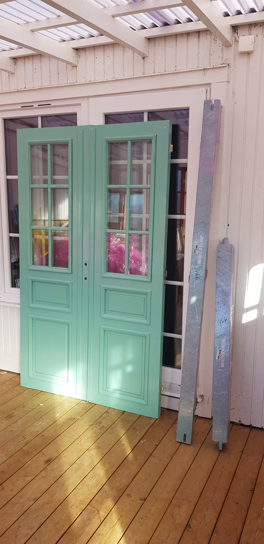 ARTIKELNUMMER 466 Nytillverkade pardörrar med dubbelglas i gammal stil inkl karm, dörren behöver målas om Pga transport skrapfärg. yttermått: Bredd 130 cm Höjd 210 cm Djup dörrblad 4.5 cm pris: 16000 kr